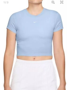 Nike Women’s Chill Knit Cropped Tee